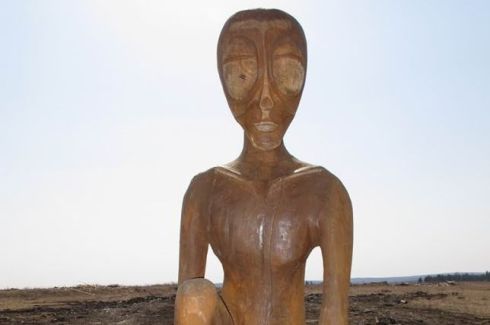Estatua de un alienígena en Molekba, Rusia